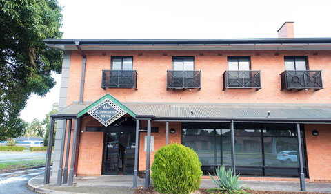 Nightcap At Rose & Crown Hotel - C Tourism 36