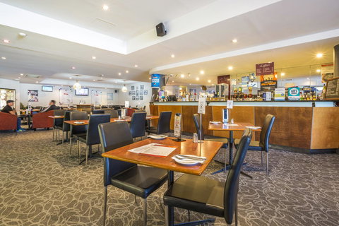 Nightcap At Rose & Crown Hotel - C Tourism 9