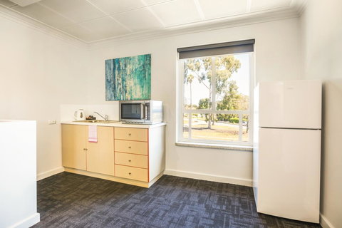 Nightcap At Rose & Crown Hotel - C Tourism 15