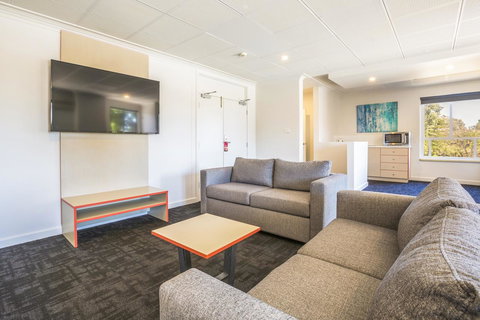 Nightcap At Rose & Crown Hotel - C Tourism 2