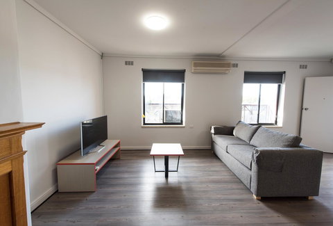 Nightcap At Rose & Crown Hotel - C Tourism 27