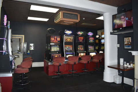 Commercial Hotel Morgan - C Tourism 9