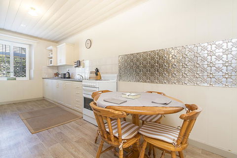 Stoneleigh Cottage Bed And Breakfast - C Tourism 6