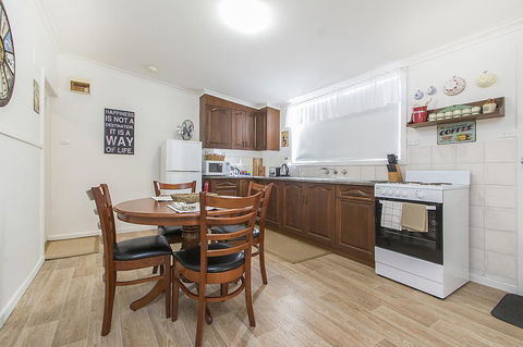 Stoneleigh Cottage Bed And Breakfast - C Tourism 9