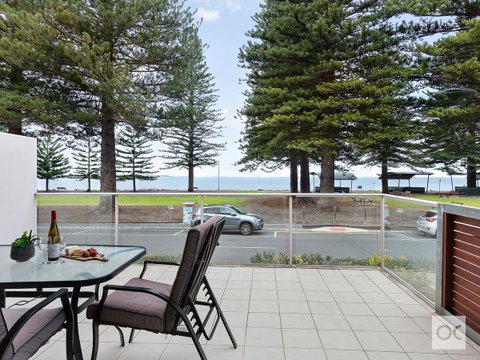 Breeze Beachfront Apartment - C Tourism 34