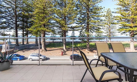 Breeze Beachfront Apartment - C Tourism 40