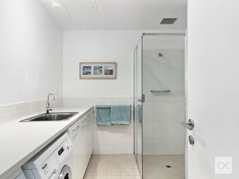 Breeze Beachfront Apartment - C Tourism 38