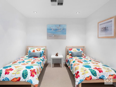 Breeze Beachfront Apartment - C Tourism 28