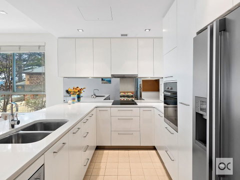Breeze Beachfront Apartment - C Tourism 39