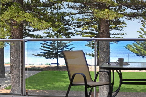 Breeze Beachfront Apartment - C Tourism 3