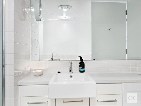Breeze Beachfront Apartment - C Tourism 36