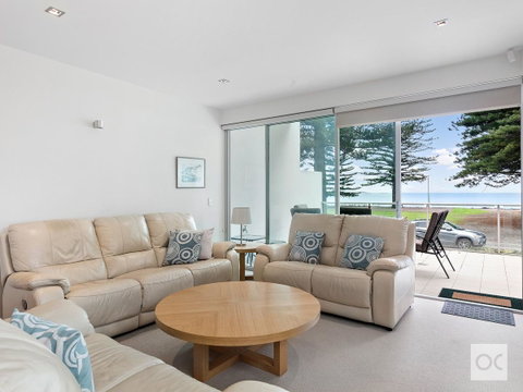 Breeze Beachfront Apartment - C Tourism 27