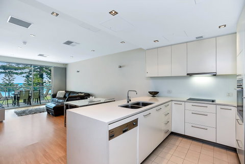 Breeze Beachfront Apartment - C Tourism 9