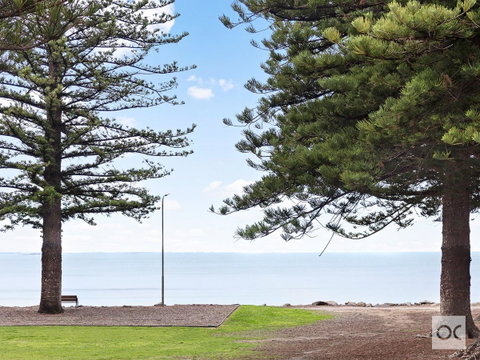 Breeze Beachfront Apartment - C Tourism 23
