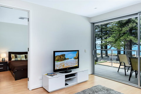 Breeze Beachfront Apartment - C Tourism 7