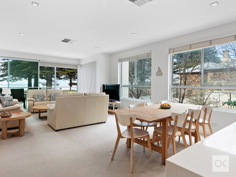 Breeze Beachfront Apartment - C Tourism 19