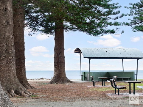 Breeze Beachfront Apartment - C Tourism 21
