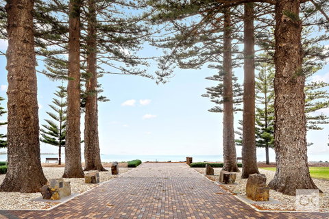 Breeze Beachfront Apartment - C Tourism 42