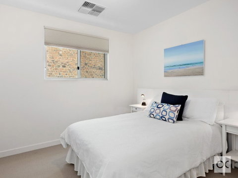 Breeze Beachfront Apartment - C Tourism 32