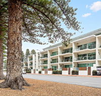 Breeze Beachfront Apartments - C Tourism