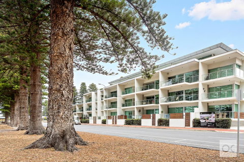 Breeze Beachfront Apartment - C Tourism 0