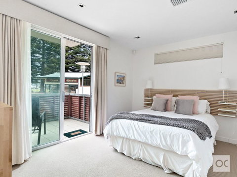 Breeze Beachfront Apartment - C Tourism 29