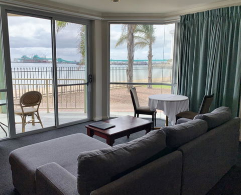 Hilton Beachfront Motel - C Tourism 15