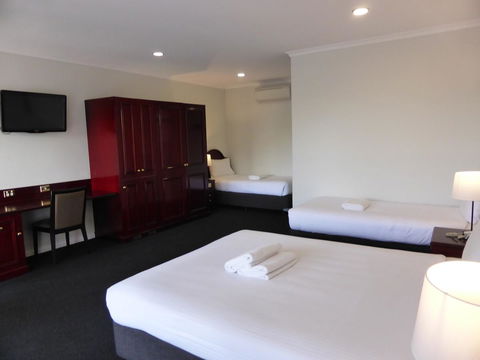 Hilton Beachfront Motel - C Tourism 35