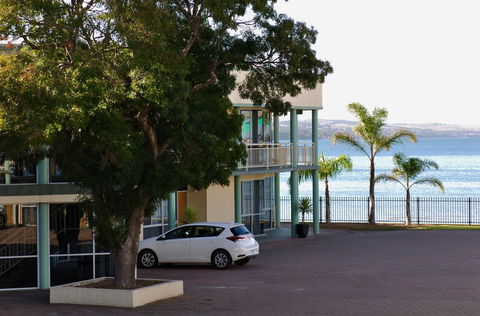 Hilton Beachfront Motel - C Tourism 42