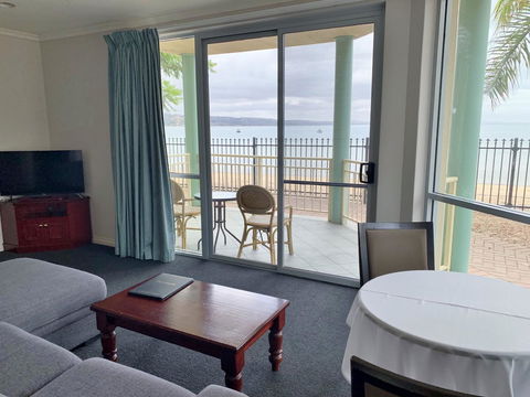 Hilton Beachfront Motel - C Tourism 3