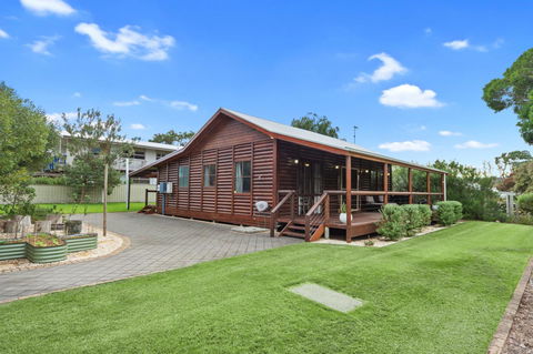 The Log Cabin - 47 Jetty Road - C Tourism 13