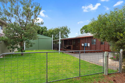The Log Cabin - 47 Jetty Road - C Tourism 6