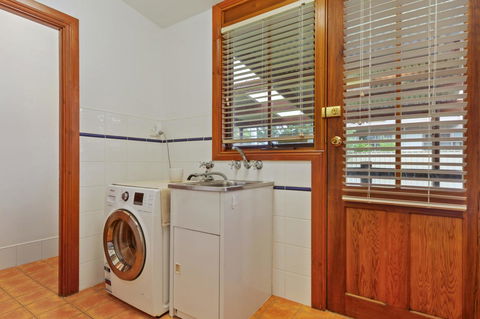 The Log Cabin - 47 Jetty Road - C Tourism 7