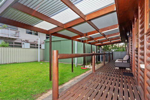 The Log Cabin - 47 Jetty Road - C Tourism 9