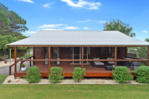 The Log Cabin - 47 Jetty Road - C Tourism 0