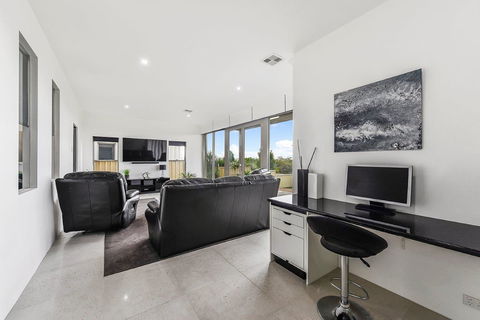 KENNEDY EXECUTIVE TOWNHOUSE - C Tourism 16