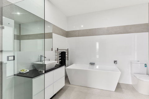 KENNEDY EXECUTIVE TOWNHOUSE - C Tourism 1