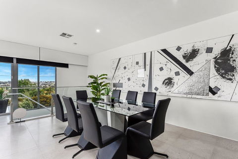 KENNEDY EXECUTIVE TOWNHOUSE - C Tourism 10
