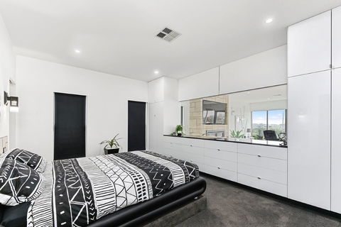 KENNEDY EXECUTIVE TOWNHOUSE - C Tourism 11