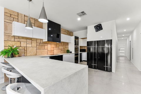 KENNEDY EXECUTIVE TOWNHOUSE - C Tourism 12