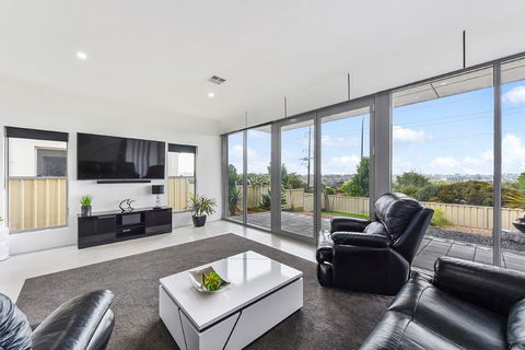 KENNEDY EXECUTIVE TOWNHOUSE - C Tourism 18