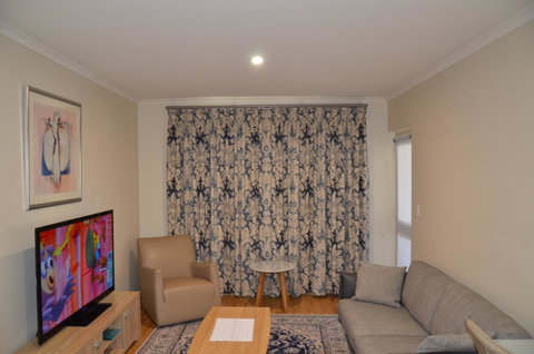 ADELAIDE CENTRAL APARTMENT - 3BR, 2BATH & CARPARK - C Tourism 1