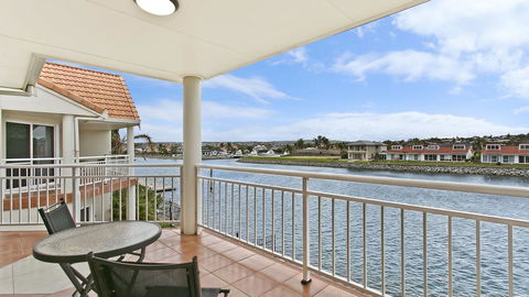 Salt Waterfront Apartment - C Tourism 9