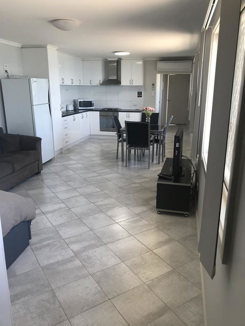 Beachside & Jetty View Apartment 6 - Captain\'s Apt - C Tourism 4
