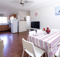 Aurora Holiday Apartment West Beach - C Tourism