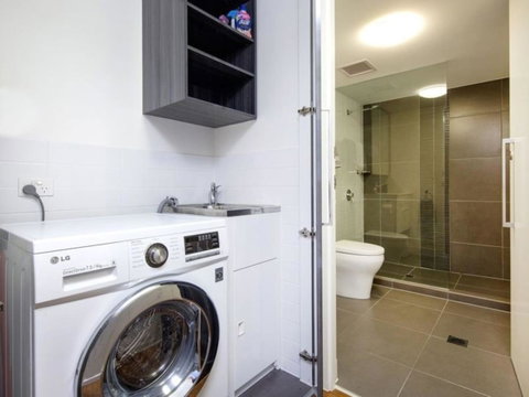 Modern 2 Bedroom+WIFI/Netflix/Parking+Great Views! - C Tourism 36