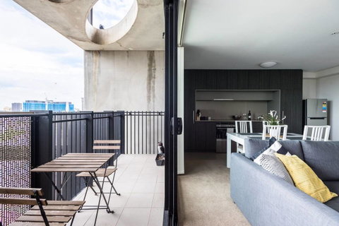 Modern 2 Bedroom+WIFI/Netflix/Parking+Great Views! - C Tourism 2