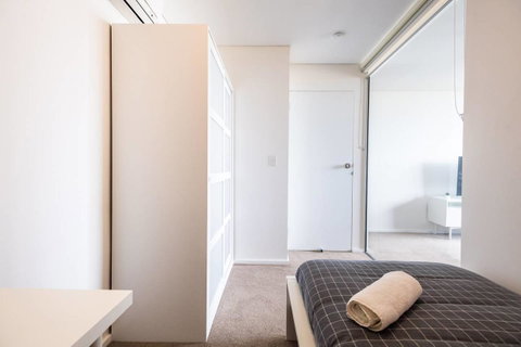 Modern 2 Bedroom+WIFI/Netflix/Parking+Great Views! - C Tourism 31