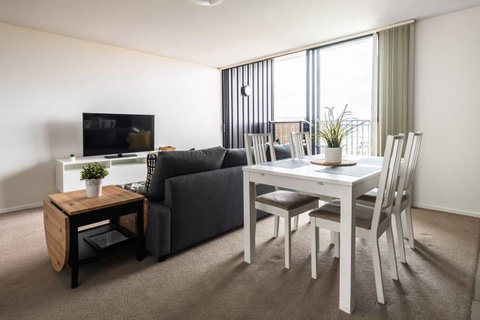 Modern 2 Bedroom+WIFI/Netflix/Parking+Great Views! - C Tourism 13