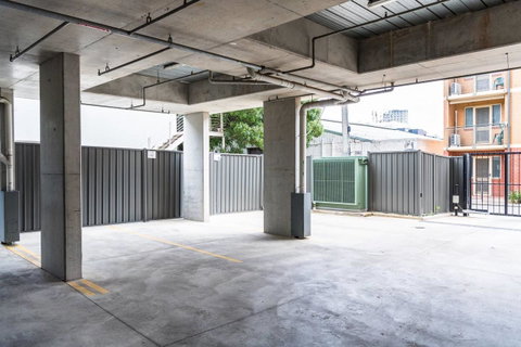 Modern 2 Bedroom+WIFI/Netflix/Parking+Great Views! - C Tourism 17